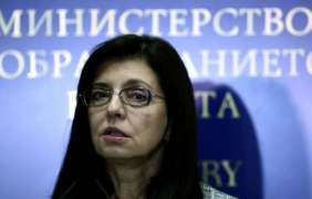 Кунева заплаши със строги наказания заради натровените деца в Правец