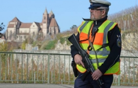 Масово сбиване на бежанци в приют в Германия