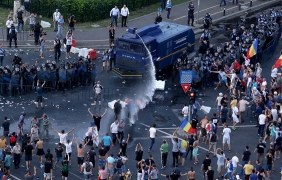 Над 200 пострадаха при снощните протести в Букурещ