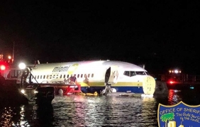 Boeing 737 със 143 души на борда падна в река във Флорида