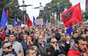 Социалисти в битка за власт в Албания