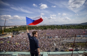 Нежен, но масиран натиск над властта