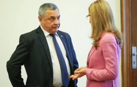 Игра на котка и мишка на гърба на туризма